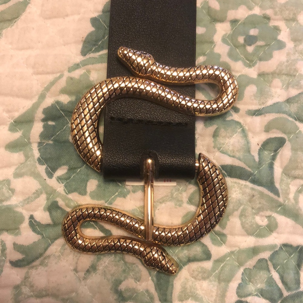 NWOT Lulus snake belt